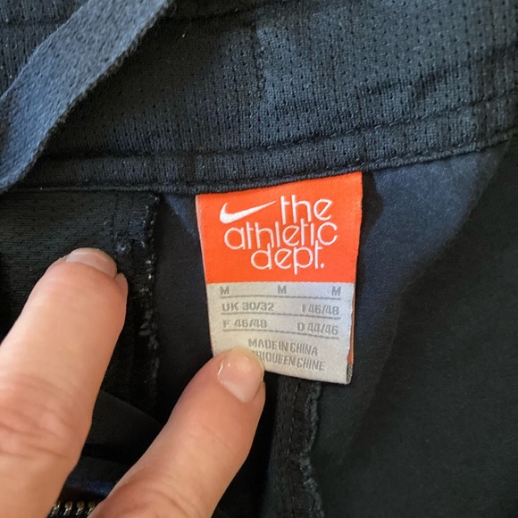 Nike cargo shorts with draw string size medium - Picture 3 of 6